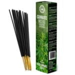 Cannabis-røgelsespinde præsenteres med grønne blade, der har en varieret struktur og tydelige åretegninger. Pindene er lange og slanke, fremstillet af en mørk brun masse. Den glatte overflade skaber en subtil glans. Baggrunden er neutral og simpel, hvilket fremhæver de friske grønne nuancer og den organiske form af bladene.