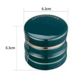En porcelæns kværn præsenteres i en lys grøn farve, med en glat, blank overflade, der reflekterer lyset. Kværnen har en cylindrisk form og er 63 mm høj. Toppen er udstyret med en metalknap til justering, mens bunden har en dekorativ, indgraveret tekstur. De runde kanter giver et elegant udtryk.