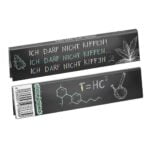 En pakke Choosypapers "ICH DARF NICHT KIFFEN" King Size Slim rullepapir, med tysk tekst, cannabissymboler, kemiske strukturer og en bong-illustration på en sort baggrund.