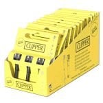 Tre clipper lightere i forskellige farver; en rød, en blå og en grøn. Hver lighter har en cylindrisk form med en glat overflade og en mat finish. Det karakteristiske logo er placeret centralt på hver lighter. Toppen har en flad, rund form med en affjedret mekanisme til flammen. Farverne er klare og ensartede, hvilket skaber et livligt udtryk.