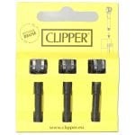 Tre clipper lightere pryder et hvidt underlag, hver med en cylindrisk form og glat overflade. Farverne spænder fra en dyb rød til en klar blå og en livlig grøn. Hver lighter har en sort, rund knap øverst, der adskiller sig fra den ensartede farve. Lighterne fremstår med et minimalistisk design, hvor de enkle linjer understreger deres funktionalitet.
