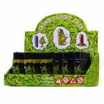 En sort og rød lighter med en cylindrisk form pryder midten af kompositionen. Den har et logo og et mønster af cannabisblade i grønne nuancer. Lighteren ligger i et kompakt, sort etui, der indeholder en grinder. Etuiets overflade er glat, mens grinderens tekstur fremstår ru med flere små huller til kværning.