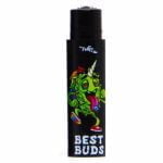En sort lighter med et slankt design pryder midten af kompositionen. Lighteren har en glat, mat overflade og en let buet form. Den er placeret i en sort etui, som også fungerer som en grinder. Etuiet har en tekstur, der minder om læder, med synlige syninger og en robust lukning. Det hele fremstår minimalistisk og funktionelt.