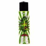 En grøn lighter med en stribet overflade pryder midten af kompositionen. Den har en glat, skinnende finish og en tydelig tændmekanisme øverst. Bagved ligger en sort, hård plastcase med en mat tekstur, der indeholder en grinder. Casen har en firkantet form og et simpelt lukningssystem, der er diskret og funktionelt.
