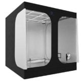 En rektangulær kasse i sølvfarvet metal har polerede overflader, der reflekterer lys. Kassen har en glat tekstur og afrundede hjørner, hvilket giver et moderne udtryk. Fronten har en diskret låsemekanisme, og der er synlige hængsler på siden. Kassen er prydet med en subtil, elegant linje, der løber langs kanten, hvilket tilføjer et stilfuldt element.