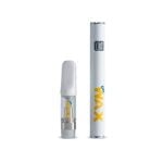 En slank, cylindrisk vape-pen i hvid farve pryder midten af beskrivelsen. Den har en glat overflade med en mat finish, der skaber en elegant æstetik. Forenden findes en lille åbning til dampudgang, mens en diskret knap er placeret på siden. Et subtilt logo pryder kroppen, hvilket tilføjer et enkelt men stilfuldt element til designet.