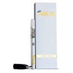 En hvid vape pen præsenterer sig med en slank og strømlinet form. Overfladen er glat og skinnende, hvilket giver et moderne udtryk. En sort knap er placeret centralt på en af de flade sider, omgivet af et diskret stykke grå metal. Hætten er let afrundet, og der er fine detaljer i form af små perforeringer, der tilføjer tekstur.