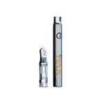En sølvfarvet vape pen med en slank, cylindrisk form. Den har en glat overflade, der giver en reflekterende effekt. Øverst er der en mundstykke med en let afrundet form. På siden findes der en diskret knap og en lille lysindikator. En fin tekstur pryder en sektion på enheden, der adskiller den fra resten af den glatte overflade.
