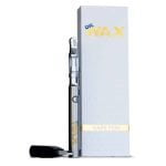 En sølvfarvet vape-pen med en slank, cylindrisk form dominerer beskrivelsen. Overfladen har en glat, metallisk finish, der reflekterer lys. En sort gummibelægning omgiver den nederste del, hvor der er små luftkanaler. Knapperne er diskrete og sorte, placeret på siden. En gennemsigtig tank ses øverst, fyldt med væske, som skaber en kontrast til det sølvfarvede metal.