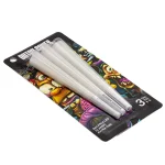 Tre store, hvide papirskegler står oprejst ved siden af hinanden. Hver kegle har en glat overflade og en spids top, der taper mod bunden. Keglerne er ens i størrelse og form, med en let krumning, der skaber en elegant silhuet. Der er ingen synlige mønstre eller tryk på overfladen, hvilket giver et minimalistisk udseende.