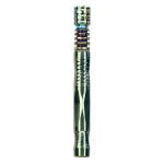 Dynavap The 2021 M er fremstillet i rustfrit stål med en børstet overflade, der giver en mat finish. Den har en slank, cylindrisk form med en diameter på ca. 1 cm. Øverst er der en kegleformet spids, mens der nederst er en afrundet ende. Mønstret på midten består af fine riller, der giver et stilrent udtryk.