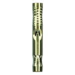 Dynavap 2021 M Verdium har en slank, cylindrisk form med en metaloverflade, der har en let børstet finish. Farven er en dyb, sølvgrå nuance, der reflekterer lyset subtilt. Den øverste del har en let buet form med en skarp kant, mens der er en række små, indgraverede linjer, der tilføjer tekstur og giver et greb. Kappen er præcist udformet med en klar åbning.