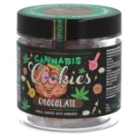Euphoria cannabis cookies præsenteres i en rektangulær emballage med en mørk baggrund og farverige grafik. Foran ses en tydelig illustration af småkagerne, der er dekoreret med chokoladechips. Teksten er i kontrastfarver, hvilket gør den letlæselig. Emballagen har en mat overflade med bløde kanter og indeholder detaljerede informationer og symboler relateret til produktet.