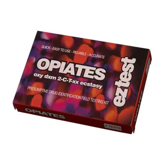 En pakke indeholdende fem hurtigtests til påvisning af opioider. Hver test har en hvid baggrund med farvede indikatorlinjer, der viser kontrol- og testresultater. På pakken er der tydeligt angivet tekst med oplysninger om testen. Farverne varierer fra hvid til blå og rød, og der er små symboler, der angiver anvendelse.