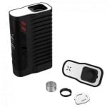 Fenix 2.0 vaporizer præsenterer sig med en slank, kompakt form i sort plast med en mat overflade. Den har en digital skærm med blåt baggrundslys og tydelige, hvide tal. Der er en temperaturkontrolknap og en tænd/sluk-knap placeret på fronten. En let buet, sølvfarvet top dækker en keramisk skål, der fremstår glat og ensartet.