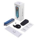 En kompakt vaporizer præsenterer sig med en strømlinet, oval form i sort plast. Overfladen har en mat tekstur, mens knapperne er diskret placeret på siden og har en glat, blank finish. En digital skærm viser tydelige tal og symboler. Luftindtaget er placeret øverst, omgivet af en metalring, der tilføjer kontrast.