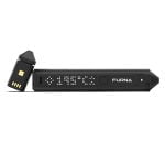En kompakt vaporizer med en glat, mat sort overflade og en minimalistisk form. En rund, lysende knap er placeret centralt på fronten, omgivet af fine detaljer. En klar, gennemsigtig skærm viser temperaturindstillinger og batteriniveau. Der er en aftagelig del til påfyldning, og en lille, elegant mundstykke i metal er integreret i designet.
