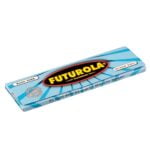 Futurola Blue King Size er en pakke med rullepapir, der præcist er designet til at være lang og smal. Papiret har en blød, let gennemsigtig tekstur og en blå farve med en mat finish. Forsiden prydes af hvid tekst, der angiver produktets navn, samt små ikoner, der illustrerer brugen. Pakken har en praktisk lukning, der sikrer opbevaringen af rullepapiret.
