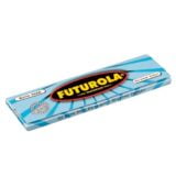 Futurola Blue King Size er en pakke med rullepapir, der præcist er designet til at være lang og smal. Papiret har en blød, let gennemsigtig tekstur og en blå farve med en mat finish. Forsiden prydes af hvid tekst, der angiver produktets navn, samt små ikoner, der illustrerer brugen. Pakken har en praktisk lukning, der sikrer opbevaringen af rullepapiret.