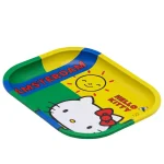 En rektangulær bakke prydet med et farverigt Hello Kitty-motiv. Baggrunden er hvid med små, søde illustrationer af Hello Kitty i forskellige positurer. Kanterne er let afrundede, og overfladen har en glat, skinnende finish. Bakken måler 180 x 140 mm og er fremstillet af metal. Mønsteret er detaljeret med bløde farver som pink, rød og sort.