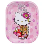 Et pink skærebræt med Hello Kitty-motiv pryder overfladen. Brættet har en rektangulær form med afrundede hjørner. Mønsteret viser en sød, cartoon-lignende kat med en rød sløjfe. Overfladen er glat og skinnende, hvilket fremhæver farvernes livlighed. Kanten er let hævet, hvilket giver en tydelig struktur. Målene er 140 x 180 mm.