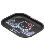 Et rektangulært fad prydet med et farverigt, grafisk design af Hello Kitty i neonfarver. Fadet har afrundede hjørner og er lavet af en glat, skinnende overflade, der reflekterer lys. Baggrunden er en livlig lyserød nuance, mens Kittys karakter er fremhævet med detaljerede konturer og farver som hvid, sort og rød. Målene er 180 x 140 mm.