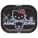 Et rektangulært fad med mål på 180 x 140 mm præsenterer en lys, neonfarvet baggrund i nuancer af pink og gul. Mønstret inkluderer en karakteristisk Hello Kitty, der er tegnet i en simpel, sort kontur. Fadets kanter er let hævede, og overfladen har en glat, skinnende tekstur, der fremhæver farvernes intensitet.