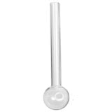 En klar glasoliepibe med en diameter på 100 mm præsenterer sig med en glat overflade og en let buet form. Den gennemsigtige struktur afslører en indvendig hulrum, der snævrer mod toppen. Øverst er der en aflang, smal åbning, som tilføjer funktionalitet. Refleksioner fra lys kaster bløde skygger på overfladen, hvilket fremhæver glasets renhed.