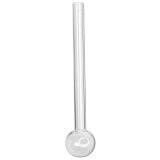 En klar glasoliepibe med en højde på 155 mm præsentere en slank, cylindrisk form. Den har en glat overflade, der reflekterer lys, og en bred åbning i toppen. Piben har en fin, konisk spids nederst, hvor der er en let buet struktur. Den er designet med en enkel, moderne æstetik, der fremhæver det gennemsigtige glas.