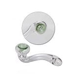 En grøn glas pibe med en kickhole, der måler 11 cm i længden. Piben har en glat overflade, der reflekterer lys og fremhæver den klare grønne farve. Den har en buet form med en bred åbning i den ene ende og en smalere mundstykke i den anden. Kickhole er placeret på siden, hvilket giver en praktisk funktion.