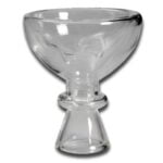 Glas vandpibehoved med en dome-formet top og en kammerstruktur i bunden. Det klare glas afslører en glat overflade og en let krumning, der fremhæver de indvendige detaljer. Kammeret har en dybde, der giver plads til vand, mens åbningen i toppen er bred og let tilgængelig. Ingen synlige dekorative elementer eller farver.