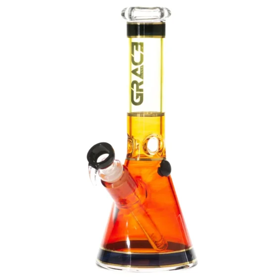 En klar, rød glasbeaker med en cylindrisk form og en let udkragende kant. Beakeren har en glat, skinnende overflade, der reflekterer lys og skaber en livlig glød. På den ene side er der en præcis måleskala med tydelige, hvide markeringer. Bunden er flad og stabil, hvilket giver beakeren en solid støtte.
