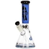 En beaker bong i klart glas med en blå farve, der pryder toppen og bunden. Den har en bred, stabil bund og en smal hals. Mønstret på glasset er enkelt, med en glat overflade, der reflekterer lys. Tilbehør inkluderer en skål og en dyse i metal. Højden er 32 cm, hvilket giver en imponerende tilstedeværelse.