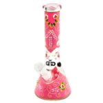 En transparent, pink farvet glasbeholder med en glat overflade og let buet form. Beholderen har en høj, slank struktur og en bredere bund, der giver stabilitet. Øverste kant er let bølget, hvilket tilføjer et dekorativt element. Indvendigt reflekteres lyset, hvilket skaber en subtil glød. Højden er cirka 32 cm.