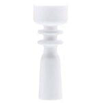 En glaskonstruktion i klart materiale præsenterer en domeless negle i medicinsk keramisk kvalitet. Den har en glat overflade med en blank finish og en cylindrisk form, der afsluttes med en flad top. Omkring bunden er der en let udvidelse, hvilket giver en stabil base. Materialet har en ensartet farve uden synlige urenheder.