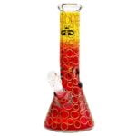 En høj, klar beaker i glas præsenterer en dyb rød farve i bunden, der gradvist blander sig med en transparent overflade. Beakeren har en glat, cylindrisk form med en let udvidelse mod toppen. Den har en tyk kant og en stabil, flad bund, som giver den en solid stående position. Mønsteret er ensartet uden synlige urenheder.