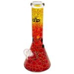 Grace Glass Rainforest beaker i rød farve har en cylindrisk form med en højde på 32 cm. Overfladen er glat og skinnende, med en dyb rød nuance, der skaber en dramatisk effekt. Beakeren har en bred åbning, der gradvist snævrer ind mod bunden. Den dekorative stil kan ses i de subtile mønstre, der tilføjer visuel interesse.