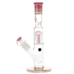 En percolator i klart glas med en rosa farvet kant, der danner en cylinderform. Den er 33 cm høj og har en rund, bred base, der gradvist indsnævres mod toppen. Overfladen er glat med en let refleksion, og der er et håndtag i farven sølv, der giver kontrast. Det indre indeholder et komplekst rør-system med små åbninger.