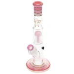 En lyserød perkolator i glas med en cylindrisk form, der måler 33 cm i højden. Den har en glat, gennemsigtig overflade med en blød, skinnende finish. Den øverste del er udstyret med en bred, flad åbning, mens bunden har en let afrundet form. Det visuelle design indeholder subtile mønstre, der tilføjer tekstur og dybde.