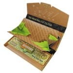 Et sæt sorte silkebetrukne bakker med en glat, skinnende overflade. Bakkerne har en rektangulær form med afrundede kanter, der skaber et elegant udtryk. Den indvendige side er prydet med en subtil, lysere tekstur, mens bunden er flad og stabil. Settet er placeret åbent, hvilket fremhæver dets symmetri og stilfulde design.