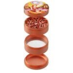 En rund, metalgrind med en diameter på 63 mm præsenterer sig i en mat sort finish. Overfladen har en let tekstur, der giver et robust udseende. Grindens kanter er glatte og præcise, og den er udstyret med en indvendig gevindjustering. Der er et logo indgraveret på siden, hvilket tilføjer et dekorativt element.