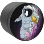 En astronautfigur i en skinnende metalfinish står på en sort, glat overflade. Figuren har detaljerede elementer som en hjelm med en reflekterende visir og en struktureret dragt med synlige lynlåse og sømme. Farverne er primært sølv og hvid, med små nuancer af blå og rød. Baggrunden er uskarp og mørk, hvilket fremhæver astronautens form.