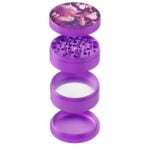 En rund, metallisk genstand med en diameter på 63 mm præsenterer sig i en dyb, glitrende farve. Overfladen har en højglansfinish, der reflekterer lys og skaber en glitrende effekt. Der er en indgraveret tekst, der løber langs kanten, og en lille, tydelig knap i midten. Det samlede design udstråler en moderne æstetik.
