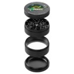 En rund, flad kiks med en diameter på 63 mm præsenterer sig med en gyldenbrun overflade. Kiksens struktur er let krumlet, og den har små, ujævne bobler, der giver den en rustik tekstur. I midten er der et indgraveret logo, der skaber en kontrast med den glatte baggrund. Farven er varm og indbydende, hvilket fremhæver dens appetitlige udseende.