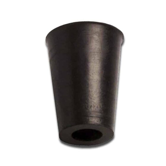 En gummiadapter fremstår i en sort farve med en glat overflade. Den har en cylindrisk form med tre forskellige diametre: 10 mm, 13 mm og 20 mm, der gradvist øges. Adapteren har en ensartet tekstur uden mønstre og er designet til at forbinde rør eller slanger. Kanterne er lige og præcise, hvilket bidrager til en tæt pasform.