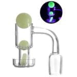 En dabbing bowl i transparent glas præsenterer sig med en glødende, lys grøn farve. Den har en rund form med en bred åbning og en smalere hals, der fører til en standard 18 mm fitting. Overfladen fremviser en glat tekstur, mens de indvendige kanter er let buede. Bowlens design inkluderer subtile detaljer, som giver den et unikt udtryk.