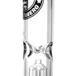 En gennemsigtig, cylindrisk glasbeholder med en bred bund og en smalere hals pryder midten. Beholderen har en dobbelte perkolator, der skaber flere bobler, hvilket giver en kompleks struktur. Den øverste del er udstyret med en afrundet kant, og der ses også en skålformet tilslutning til røret. Hele designet er præget af en klar og glat overflade, der reflekterer lys.