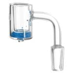 En banger i klart glas pryder en dybblå bund, som skaber en kontrast til den gennemsigtige overflade. Glasset har en glat tekstur med en let buet form. Øverst er der en konisk del med en skarp kant, der muliggør tilslutning til en rørformet enhed. Ingen synlige mærker eller symboler pryder overfladen, hvilket fremhæver det minimalistiske design.