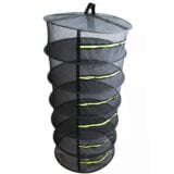 Et seks-lags tørrestativ med en diameter på 60 cm præsenterer sig i en cirkulær form. Hver lag er fremstillet af et gennemsigtigt, netlignende materiale, hvilket giver mulighed for luftcirkulation. Det er suspenderet ved hjælp af en solid ophængsrem, der er fastgjort i toppen. Farven er overvejende hvid, med en subtil glans, der fremhæver netstrukturen.