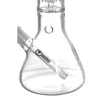 En høj, elegant glaspibe med en gylden farve præger designet. Den har en dobbelt perkulator, der skaber en kompleks form med buede linjer og en smuk, glat overflade. Flere rør og krumninger forbinder de forskellige sektioner, og toppen afsluttes med en bred åbning. Bunden har en stabil, flad base, der sikrer balance.